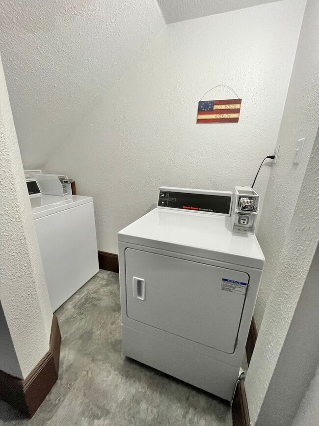 Building Photo - Spacious Studio for rent near Downtown Sioux Falls!