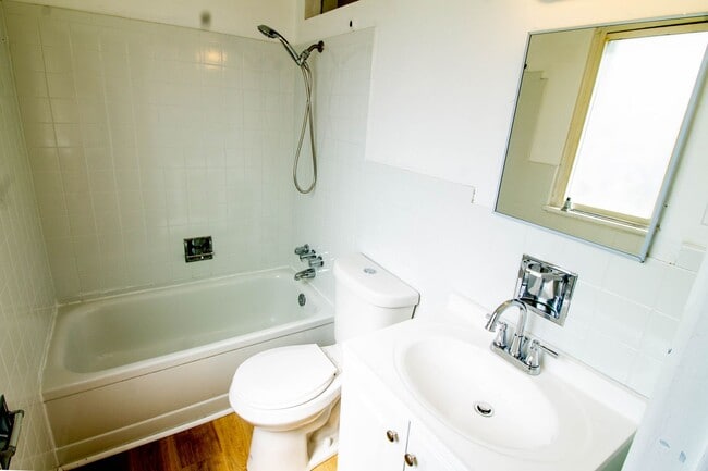 Building Photo - 3 bedroom 2 bathroom Ranch