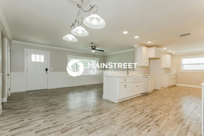 Building Photo - 3 Bedroom Pet-Friendly Home in BRANDON, FL with Main Street Renewal