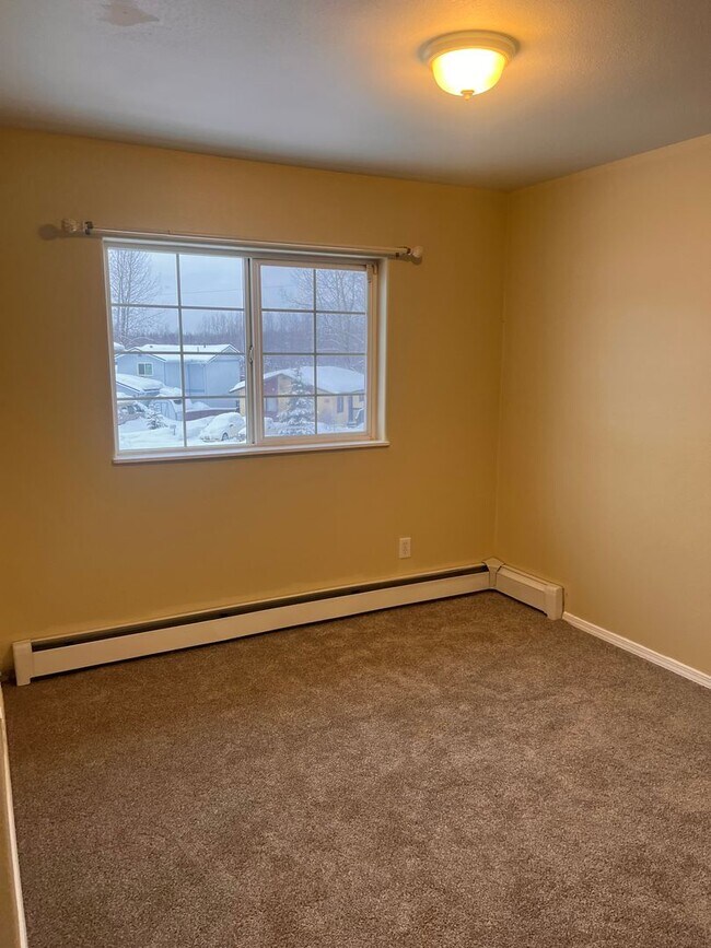 Building Photo - Beautiful 3 bedroom/2bath with spacious deck and backyard