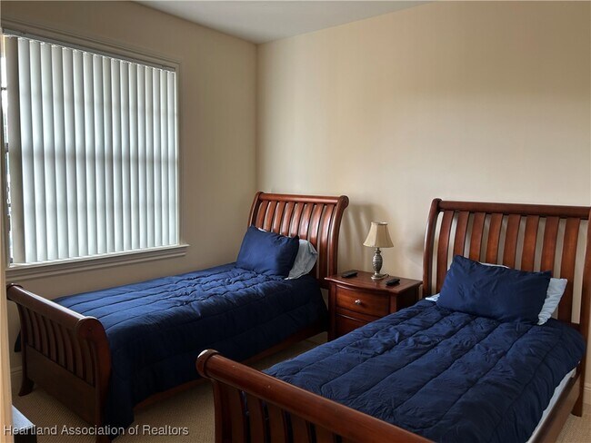 Building Photo - 2351 Lakeview Dr