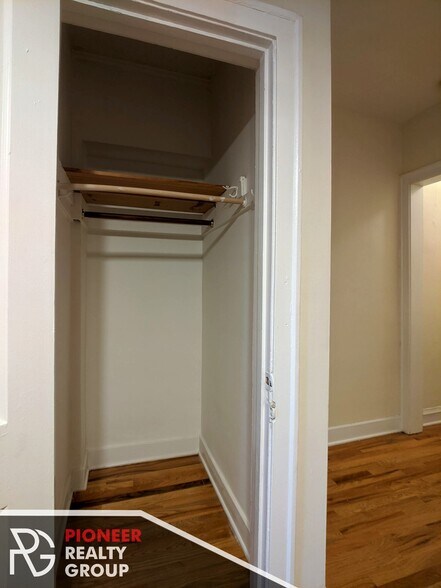 Building Photo - 546 W Wellington Ave