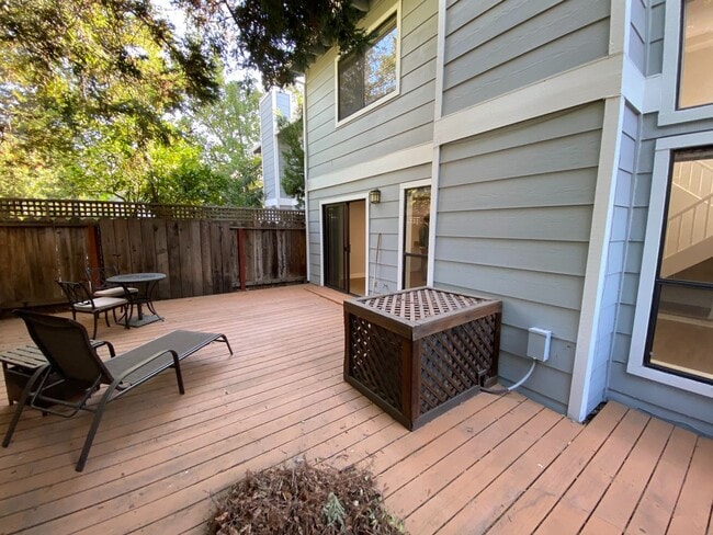 Building Photo - 2 Bed 2.5 Bath Townhouse W/ 2 Car Attached...