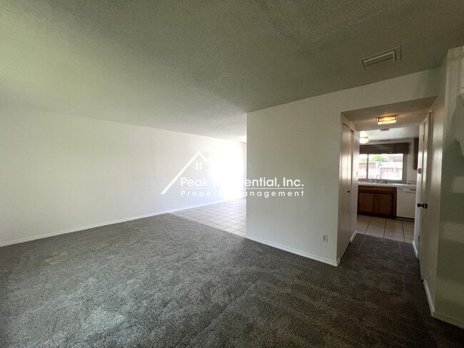 Building Photo - Spacious Carmichael 2bd/2.5ba Townhouse wi...