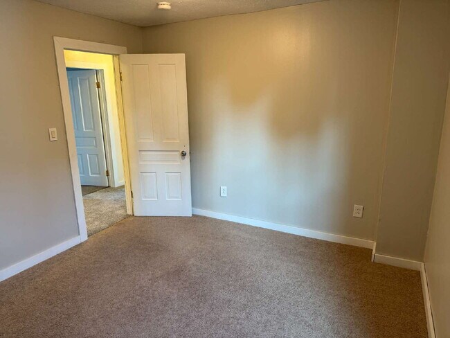 Building Photo - Charming 4 Bedroom Home with 2 Full Baths in Grand Rapids