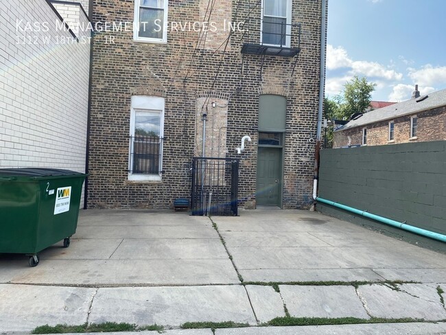 Building Photo - Spacious Pilsen 2 bedroom 1 bath with bonu...