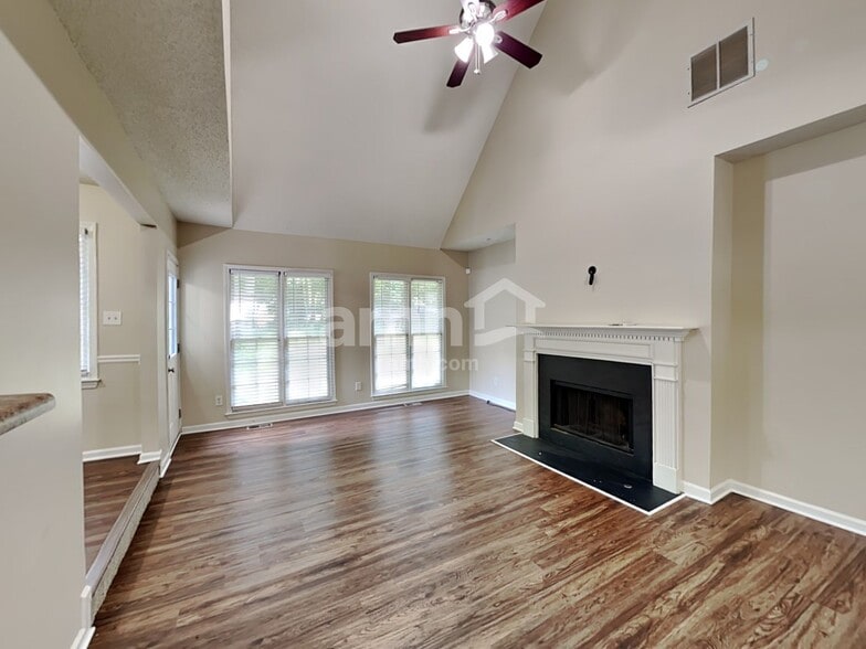 Building Photo - 3846 Deercreek Dr