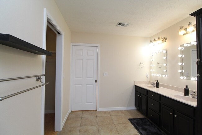 Building Photo - 3BR/2BA Gulf Breeze Brick Home in Oak Pointe with Vaulted Ceilings, Open Layout, Fenced Yard & La...