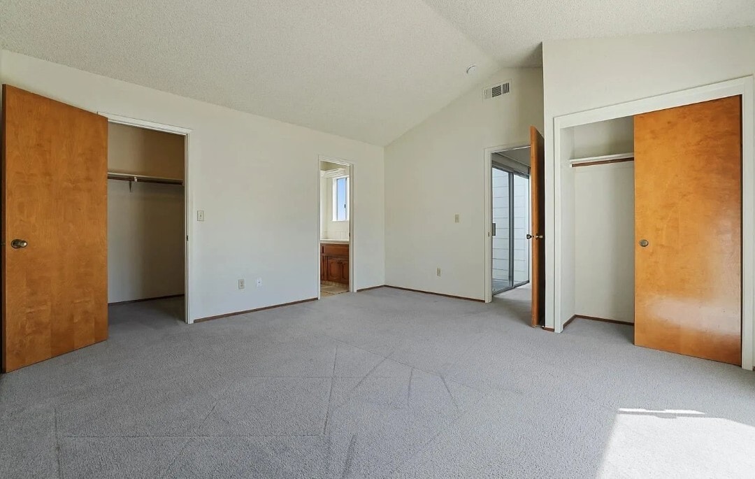 Building Photo - 2337 St Lawrence Ln