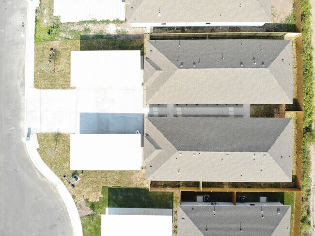 Building Photo - 1812 Redbud Ln