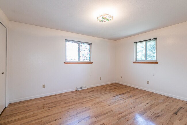 Building Photo - 7420 Webster St