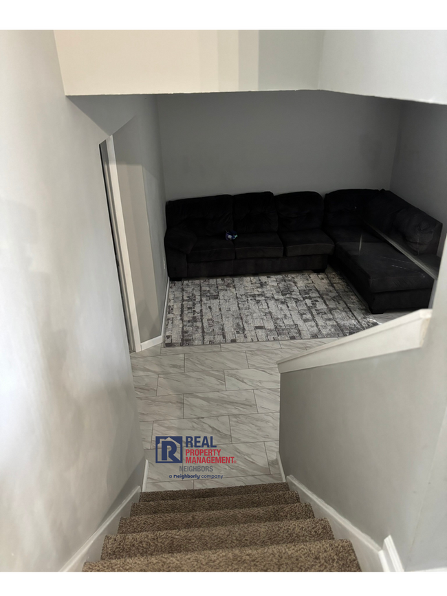 Building Photo - Three Bed, Two Bath Furnished Home Availab...