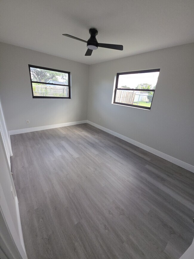 Building Photo - 1076 Hermosa Dr