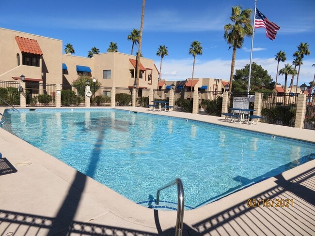 Building Photo - Clean well-maintained upstairs Condo, Gated Community