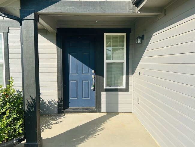 Building Photo - Beautiful Modern Home! Built Just 4 Years ...