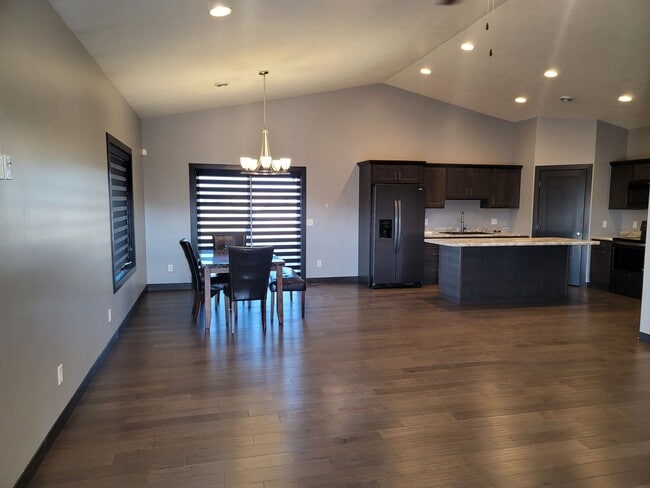 Building Photo - Three bedroom two bathroom triple garage house
