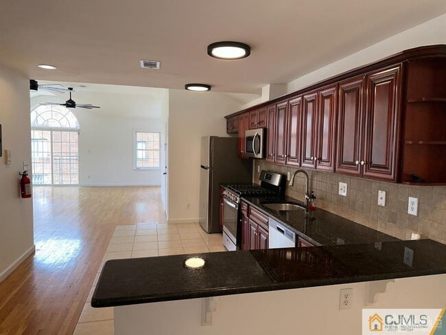 Building Photo - 2024 Grand Ave