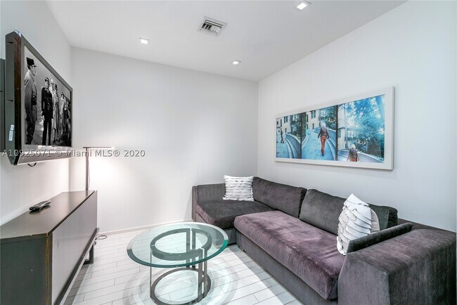 Building Photo - 2201 Collins Ave