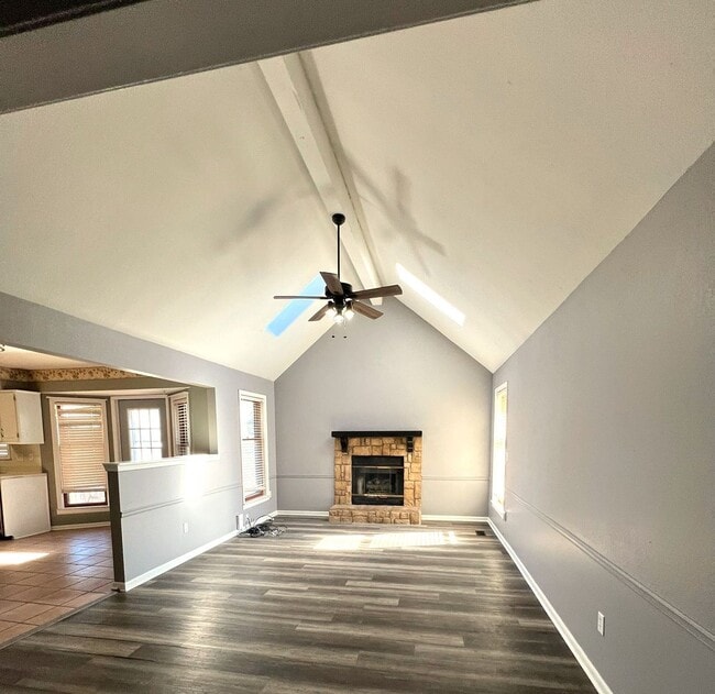 Building Photo - SEE IT NOW: Bright & Spacious Living in the Heart of North Kansas City!