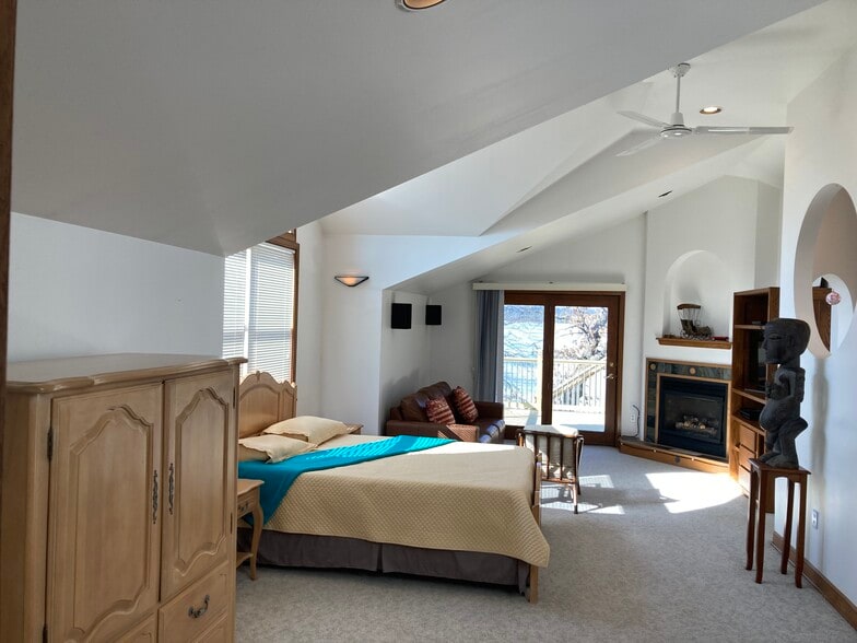 Master bedroom suite - 335 Water St