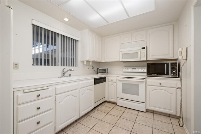 Kitchen (brand new microwave, dishwasher and food disposal) - 3421 Calle Azul