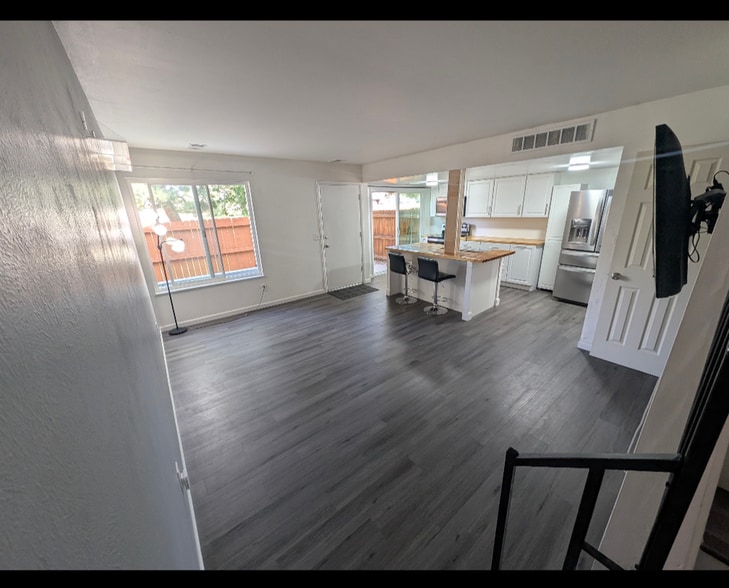 Building Photo - 7998 Chase Cir