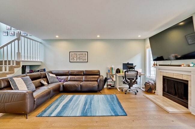 Building Photo - Large 3 Bed 2.5 Bath Townhome walking dist...