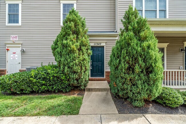 Building Photo - Bright And Spacious 3 Bed 2.5 Bath End-Uni...
