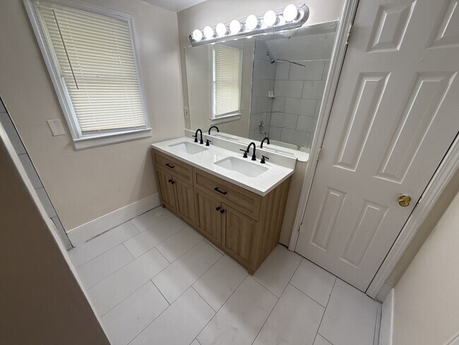 Building Photo - 780 Peeples St SW