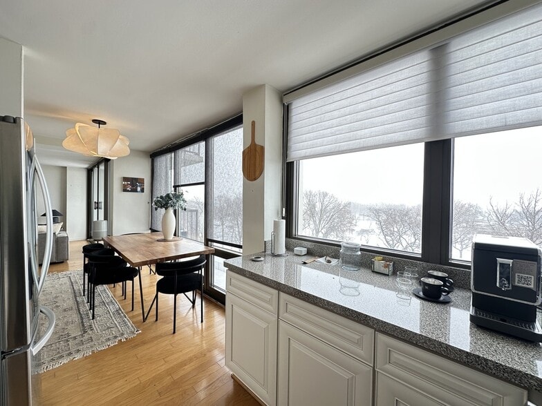 Building Photo - 6701 S Crandon Ave