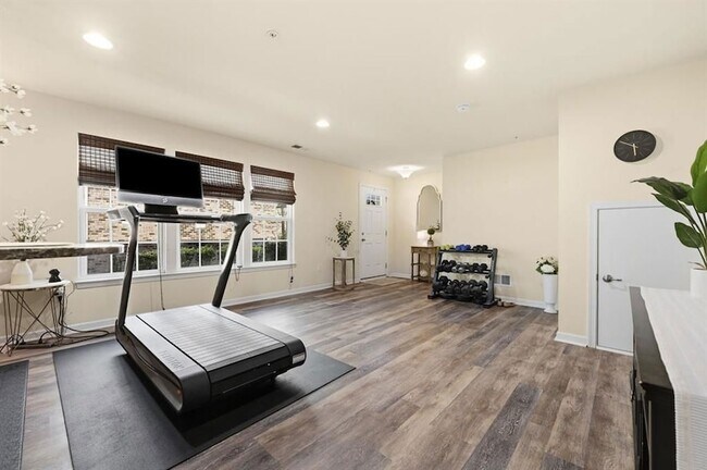 Building Photo - 601 Pointe View Dr