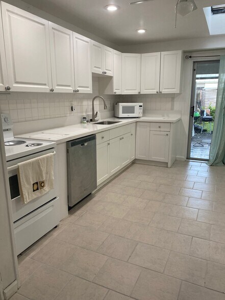 Building Photo - 115 Palamino Cir