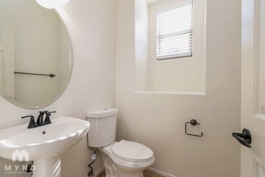 Building Photo - 1348 S Loback Ln