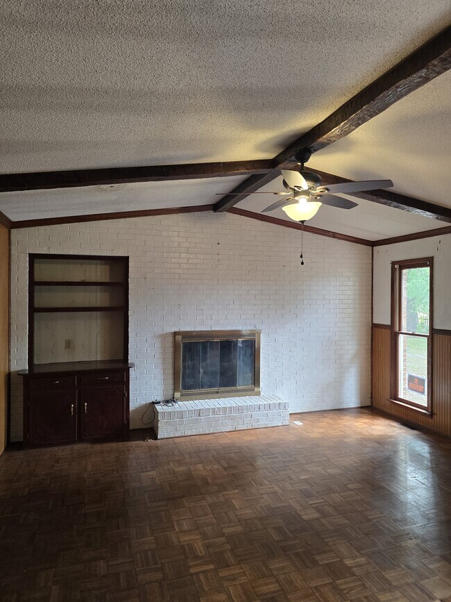 Building Photo - 401 Pecan St