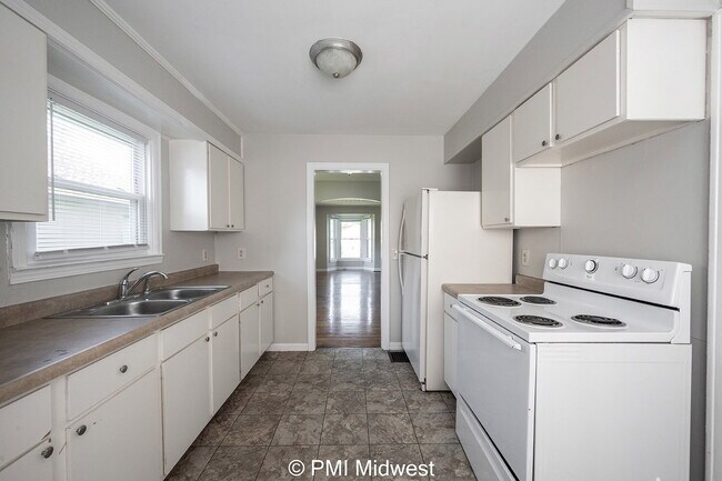Building Photo - "Charming 2-Bed Home with Gleaming Hardwoo...