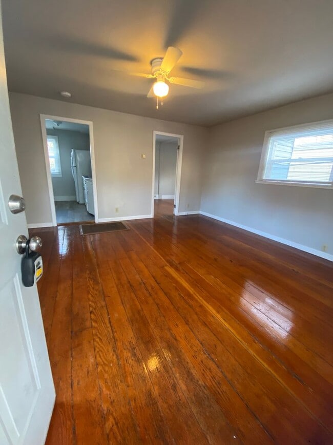 Building Photo - Adorable Cottage Style Home Near Reed College and Woodstock and Trader Joes.