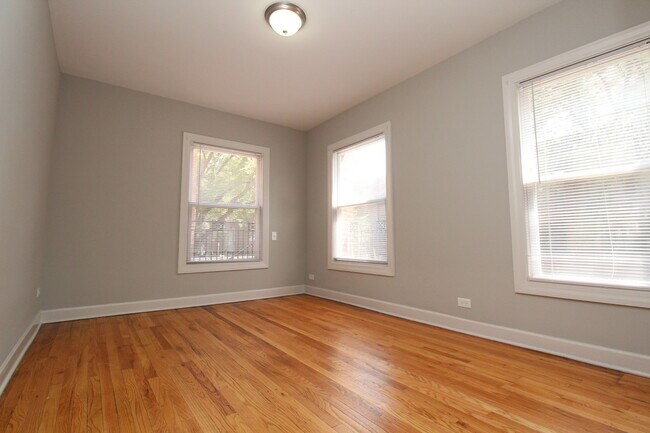 Building Photo - 1348 W Argyle St