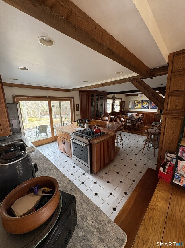 Building Photo - 40 Looking Glass Hill Rd