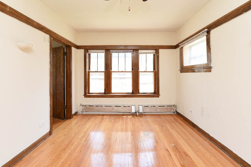 Building Photo - 821 W Waveland Ave