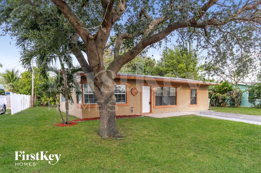 Building Photo - 2411 NE 10th Ave