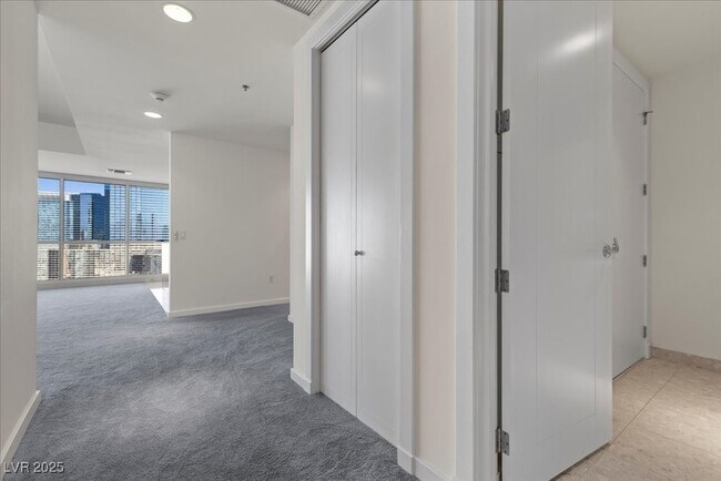 Building Photo - 4525 Dean Martin Dr