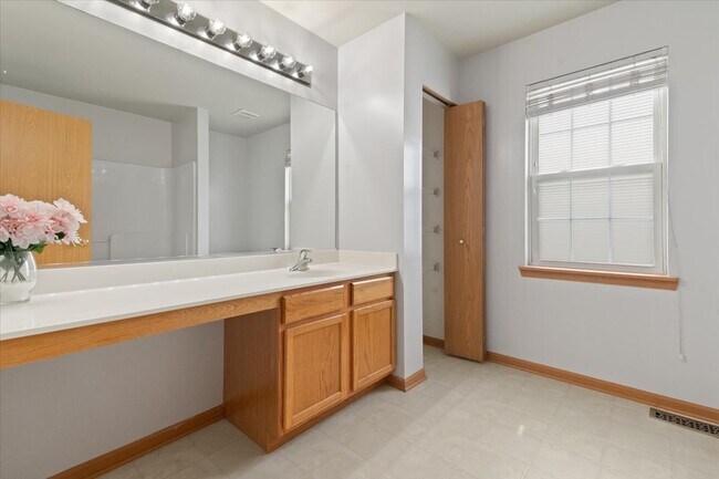Building Photo - 966 Forest View Way