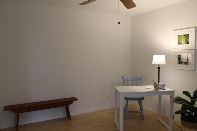 Building Photo - 301 SE Castle Ct