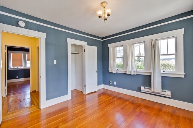 Building Photo - Updated Bungalow located in Downtown Redwood City & 15 miles from SF International Airport