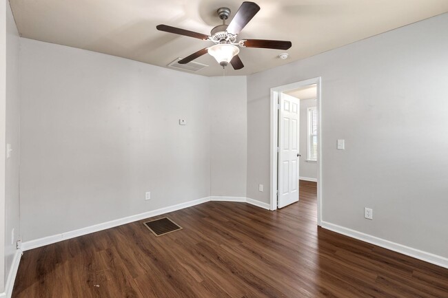 Building Photo - Charming 1 Bedroom, 1 Bath Home Minutes Fr...