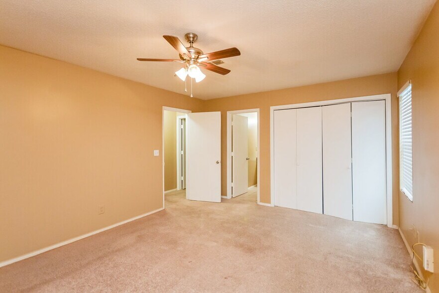 Building Photo - 5438 Farmview Close
