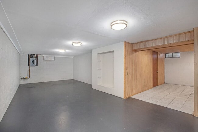 Building Photo - 2/1 Ranch Style Home