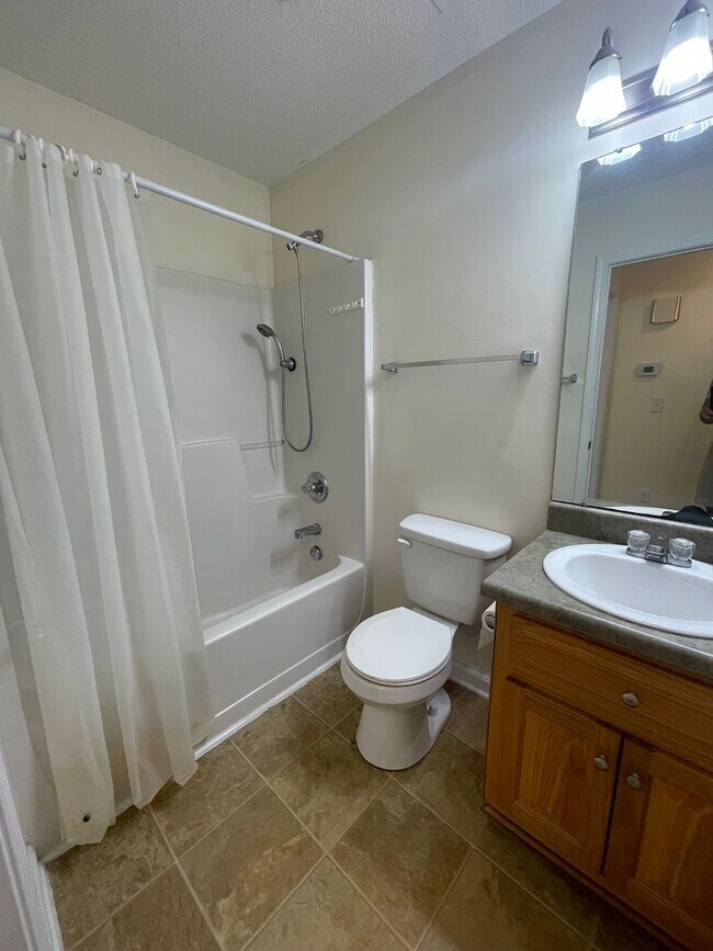 Building Photo - Nice Brick 3/2 House in Garden Lakes- $1,495