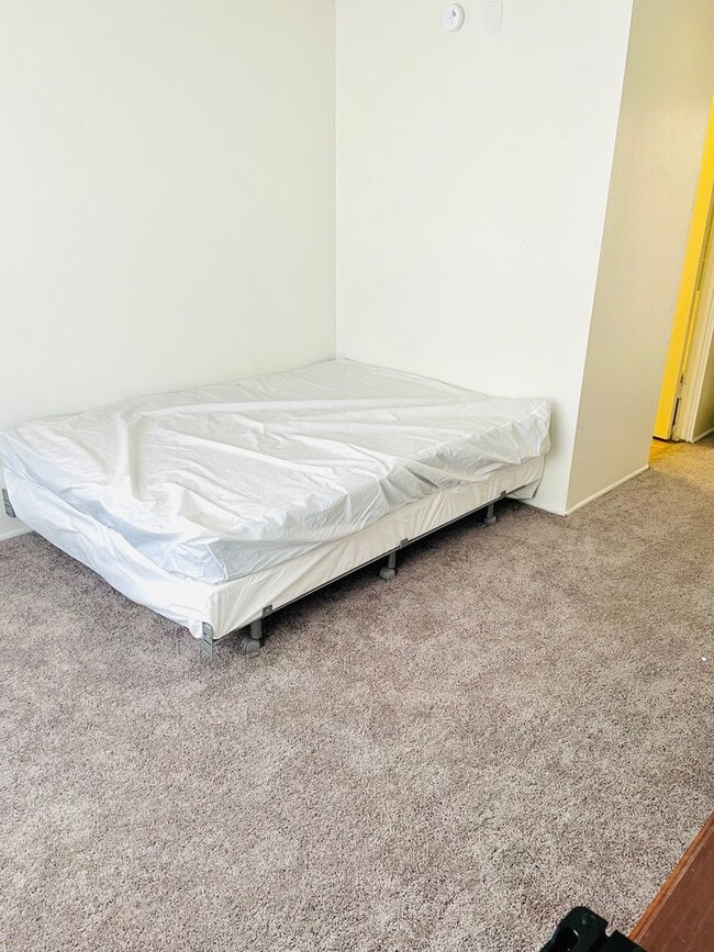 Building Photo - Studio Apartment on Las Vegas Strip - Close to all of the Excitement & More!!