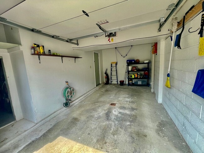 Building Photo - 425 Parkridge Ln